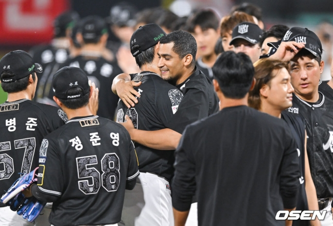 KT 위즈가 12일 수원 KT 위즈파크에서 펼쳐진 NC 다이노스와 2024 신한 SOL 뱅크 KBO 리그 홈 경기에서 10-4로 승리했다. 경기 후 쿠에바스가 소형준과 포옹을 나누고 있다.