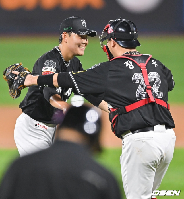 KT 위즈가 12일 수원 KT 위즈파크에서 펼쳐진 NC 다이노스와 2024 신한 SOL 뱅크 KBO 리그 홈 경기에서 10-4로 승리했다. 경기 후 기뻐하는 소형준(왼쪽)과 장성우.