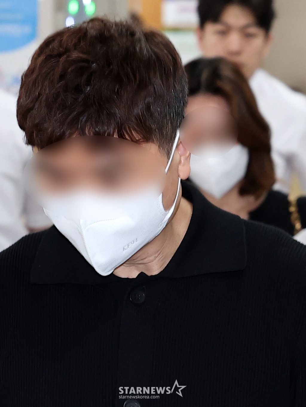 (서울=뉴스1) 김성진 기자 = 개그맨 박수홍의 출연료 등 62억 원을 빼돌린 혐의를 받는 친형 박 모씨와 형수 이 모씨가 17일 서울 서초구 서울고등법원에서 열린 특정경제범죄가중처벌등에관한법률위반(횡령)등 항소심 1차 공판에 출석하고 있다. 2024.5.17/뉴스1 Copyright (C) 뉴스1. All rights reserved. 무단 전재 및 재배포, AI학습 이용 금지. /사진=(서울=뉴스1) 김성진 기자