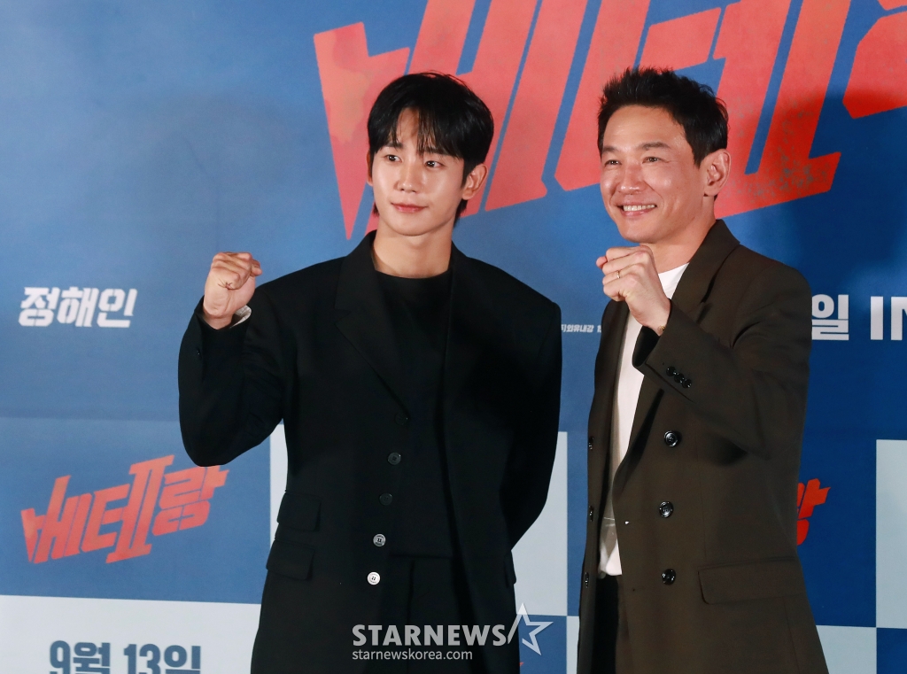 배우 정해인, 황정민이 9일 오후 서울 CGV용산아이파크몰에서 진행된 영화 '베테랑2'(감독 류승완) 언론시사회 및 기자간담회에 참석해 포즈를 취하고 있다. /2024.09.09 /사진=이동훈