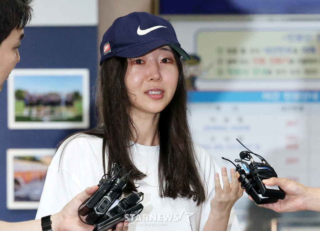 (서울=뉴스1) 장수영 기자 = 배임 혐의로 경찰조사를 마친 민희진 어도어 대표가 9일 오후 서울 용산경찰서에서 취재진의 질문에 답변하고 있다. 민 대표는 이날 오후 피고발인 조사를 받기 위해 용산경찰서에 출석했다. 이는 하이브가 업무상 배임 혐의로 민 대표를 고발한 것에 대한 첫 경찰 조사다. 2024.7.9/뉴스1 Copyright (C) 뉴스1. All rights reserved. 무단 전재 및 재배포, AI학습 이용 금지. /사진=(서울=뉴스1) 장수영 기자