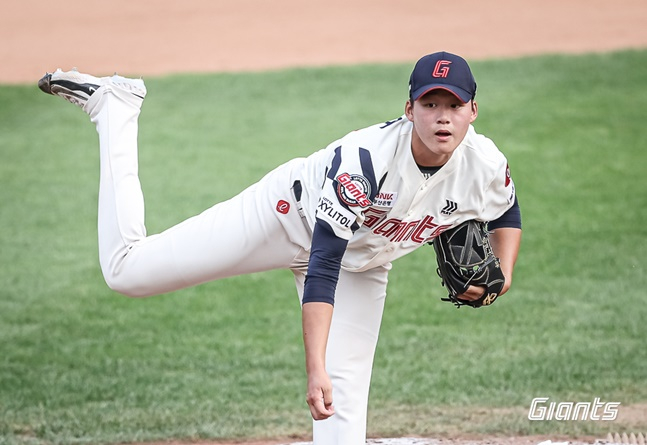 롯데 박준우가 8일 사직 SSG전에서 투구하고 있다. /사진=롯데 자이언츠 제공