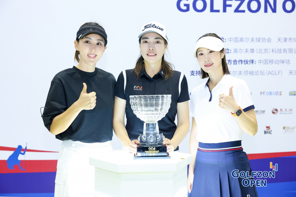 ‘2024 골프존 시티골프 차이나 오픈’에서 (왼쪽부터)2위 홍진주 프로, 1위 중국 옌판판 선수, 3위 김하늘 프로가 함께 기념촬영을 하고 있다.