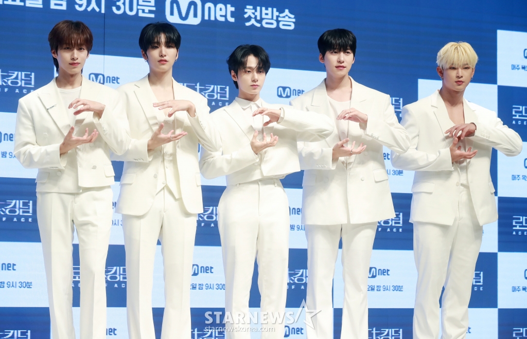그룹 원어스가 19일 오전 서울 강남구 논현동 엘리에나 호텔에서 진행된 엠넷 예능 '로드 투 킹덤 : ACE OF ACE' 제작발표회에 참석해 포즈를 취하고 있다. 실력과 잠재력을 충분히 갖추고 있는 보이그룹들을 다시 한번 재조명하는 K팝 보이그룹 라이징 프로젝트 '로드 투 킹덤 : ACE OF ACE'는 오늘(19일) 첫 방송된다. /2024.09.19 /사진=이동훈