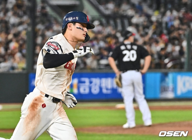 롯데 윤동희(왼쪽)가 19일 사직 LG전에서 6회 2점 홈런을 터트리고 있다.