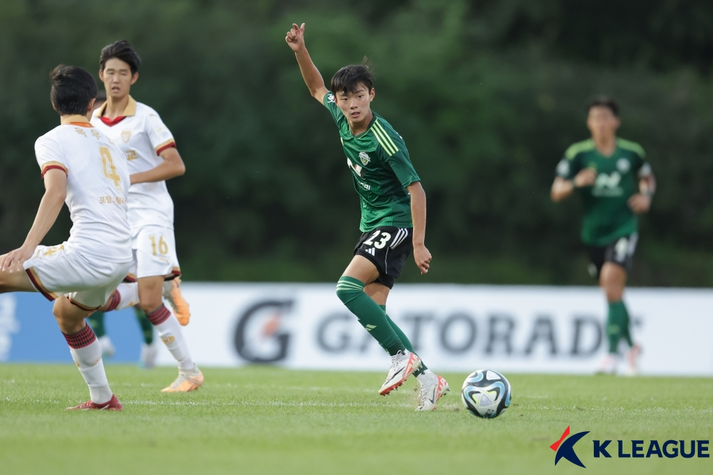 K리그 인터네셔널 유스컵 경기에 출전한 진태호(가운데)의 모습. /사진=한국프로축구연맹 제공