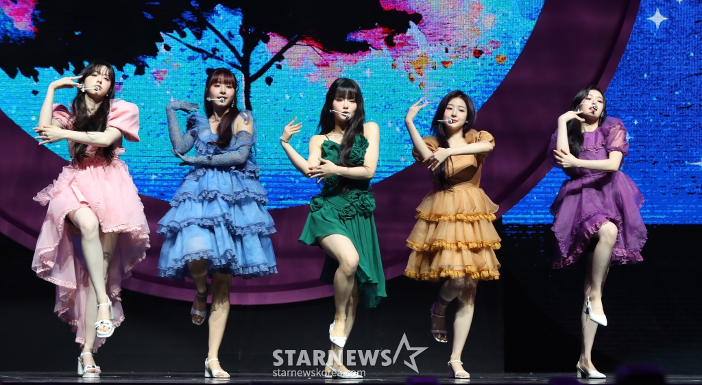 [서울=뉴시스] 김혜진 기자 = 그룹 피프티 피프티가 20일 오후 서울 광진구 광장동 예스24라이브홀에서 열린 피프티 피프티(FIFTY FIFTY) 두 번째 미니 앨범 '러브 튠(Love Tune)' 발매 기념 쇼케이스에서 무대를 선보이고 있다.   기존 멤버 키나에 새 멤버 문샤넬, 예원, 하나, 아테나를 영입해 5인조로 재정비한 피프티 피프티의 새 앨범 타이틀곡 'SOS'는 몽환적인 신스 사운드와 경쾌한 리듬감이 어우러져 꿈을 꾸는 듯 환상적인 무드를 선사하는 곡이다. 여기에 멤버들의 청량하고 매력적인 음색이 더해져 마치 동화 /사진=김혜진