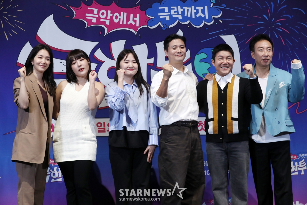 이은지, 강지영, 유수연 PD, 손창호 CP, 조세호, 박명수가 20일 오후 서울 영등포구 신도림 라마다호텔에서 열린 JTBC '극한투어' 제작발표회에 참석해 포즈를 취하고 있다. JTBC 신규 예능 '극한투어'는 같은 여행지에서 '극악'과 '극락'을 오가며 정반대의 재미를 선보이는 프로그램으로 오는 22일 첫 방송된다. 2024.09.20 /사진=임성균