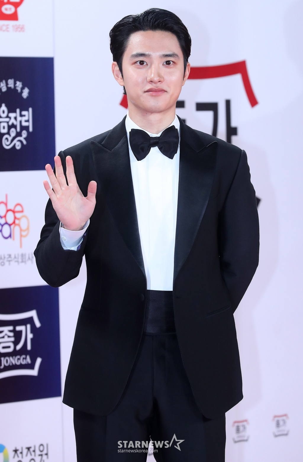 배우 도경수가 24일 오후 서울 영등포구 여의도동 KBS 신관홀에서 진행된 '제44회 청룡영화상' 레드카펫 행사에 참석해 포즈를 취하고 있다. 2023.11.24 /사진=김창현
