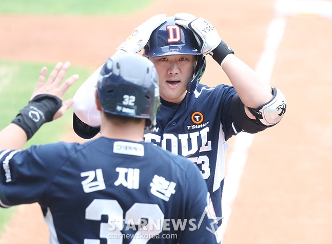 '2024 신한 SOL 뱅크 KBO리그' LG-두산전이 21일 서울 잠실야구장에서 더블헤더로 열렸다. 두산 양석환이 DH 1차전 6회초 1사 1루에서 좌월 2점 홈런을 날린 후 홈인하고 있다. /사진=김진경 대기자