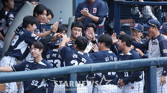 '2024 신한 SOL 뱅크 KBO리그' LG-두산전이 21일 서울 잠실야구장에서 더블헤더로 열렸다. 두산 양석환이 DH 1차전 6회초 1사 1루에서 좌월 2점 홈런을 날리고 후 홈인한 후 동료들의 축하를 받고 있다. /사진=김진경 대기자