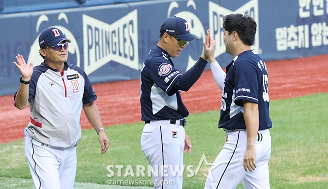 '2024 신한 SOL 뱅크 KBO리그' LG-두산전이 21일 서울 잠실야구장에서 더블헤더로 열렸다. 두산 이승엽 감독이 DH 1차전에서 LG에 승리한 후 선수들과 기쁨을 나누고 있다. /사진=김진경 대기자