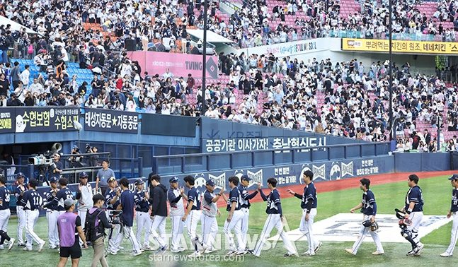 '2024 신한 SOL 뱅크 KBO리그' LG-두산전이 21일 서울 잠실야구장에서 더블헤더로 열렸다. 두산 이승엽 감독 및 코칭스태프가 DH 1차전에서 LG에 승리한 후 선수들과 기쁨을 나누고 있다. /사진=김진경 대기자