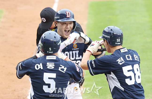 '2024 신한 SOL 뱅크 KBO리그' LG-두산전이 21일 서울 잠실야구장에서 더블헤더로 열렸다. 두산 양석환(가운데)이 DH 1차전 8회초 무사 1,2루에서 좌중월 3점 홈런(연타석)을 날리고 홈인한 후 동료들과 기뻐하고 있다. /사진=김진경 대기자