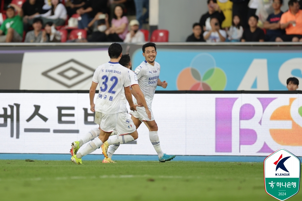 이기제(오른쪽)가 중거리 슈팅 득점 후 달려가고 있다. /사진=한국프로축구연맹 제공