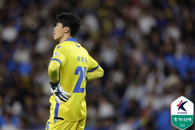 경기에 집중하는 이범수. /사진=한국프로축구연맹 제공