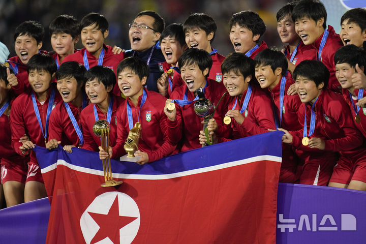 북한 선수들이 22일(현지시각) 콜롬비아 보고타의 엘 캄핀 스타디움에서 열린 2024 국제축구연맹(FIFA) 20세 이하(U20) 여자 월드컵 정상에 올라 우승컵을 들고 기념 촬영하고 있다. /사진=뉴시스