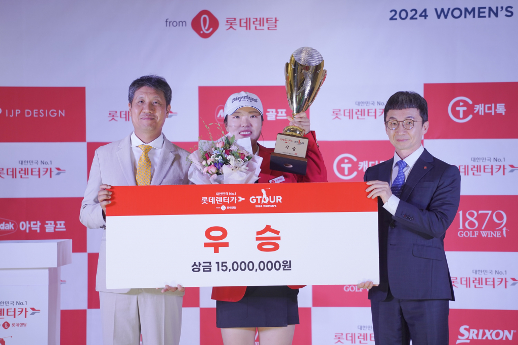 ‘2024 롯데렌탈 롯데렌터카 GTOUR WOMEN’S’ 6차 결선 시상식에서 (왼쪽부터)골프존 박강수 대표, 우승자 심지연, 롯데렌탈 주식회사 마케팅부문 조근행 상무가 기념촬영을 했다.
