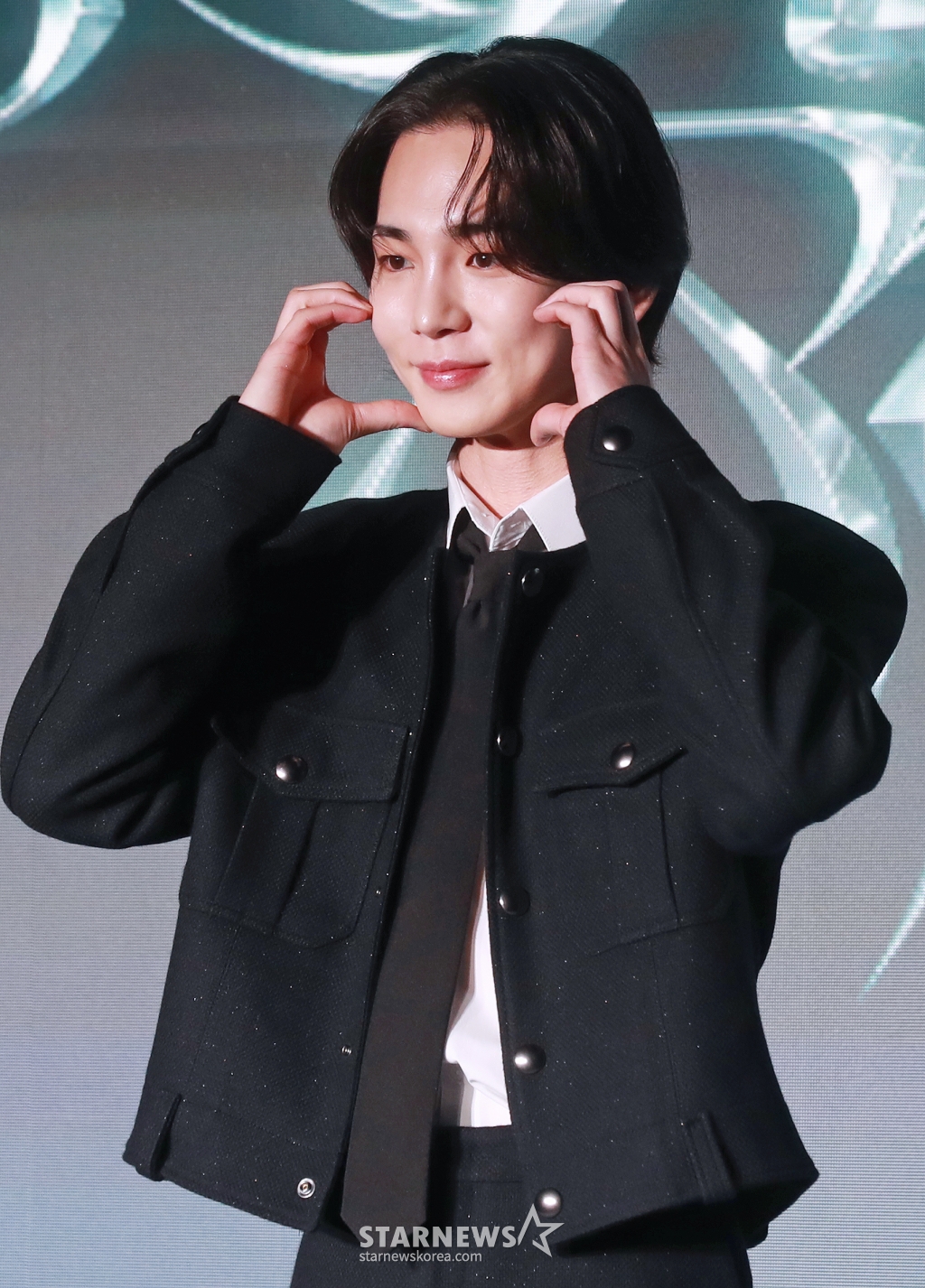 가수 키(Key)가 23일 오전 서울 여의도 페어몬트 앰배서더 호텔에서 진행된 세 번째 미니앨범 '플레저 숍'(Pleasure Shop) 발매 기자간담회에서 포즈를 취하고 있다. /2024.09.23 /사진=이동훈