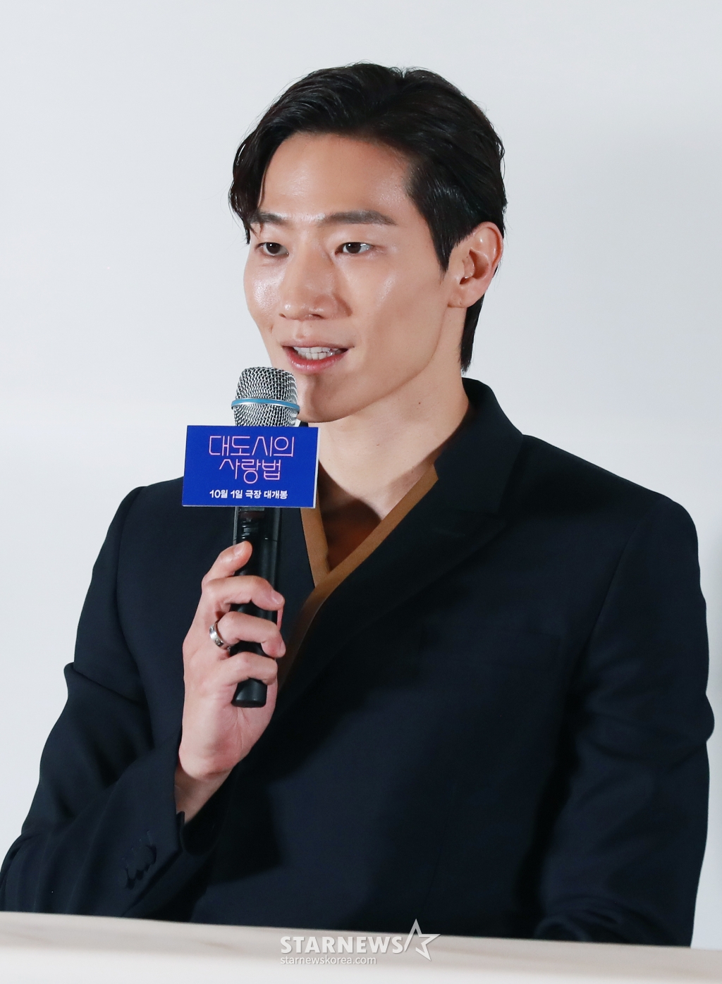 배우 노상현이 23일 오후 서울 메가박스 코엑스에서 진행된 영화 '대도시의 사랑법'(감독 이언희) 언론시사회 및 기자간담회에 참석해 질문에 답하고 있다. 눈치보는 법이 없는 자유로운 영혼의 재희(김고은)와 세상과 거리두는 법에 익숙한 흥수(노상현)가 동거동락하며 펼치는 그들만의 사랑법을 그린 영화 '대도시의 사랑법'은 오는 10월 2일 개봉한다. /2024.09.23 /사진=이동훈