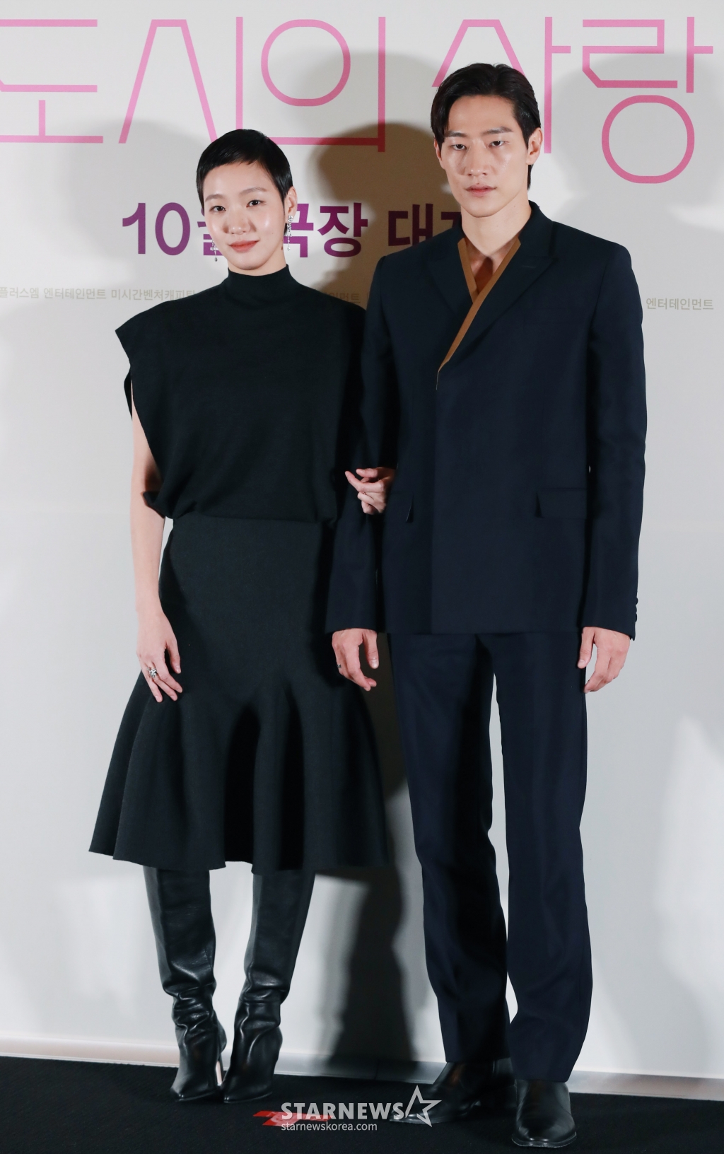 배우 김고은, 노상현이 23일 오후 서울 메가박스 코엑스에서 진행된 영화 '대도시의 사랑법'(감독 이언희) 언론시사회 및 기자간담회에 참석해 포즈를 취하고 있다. 눈치보는 법이 없는 자유로운 영혼의 재희(김고은)와 세상과 거리두는 법에 익숙한 흥수(노상현)가 동거동락하며 펼치는 그들만의 사랑법을 그린 영화 '대도시의 사랑법'은 오는 10월 2일 개봉한다. /2024.09.23 /사진=이동훈