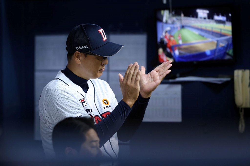 두산 베어스가 23일 잠실구장에서 열린 SSG 랜더스와 2024 신한 SOL 뱅크 KBO 리그 홈 경기에서 8-4로 승리했다. 경기 도중 두산 이승엽 감독이 선수들을 향해 박수를 보내고 있다. /사진=두산 베어스 제공