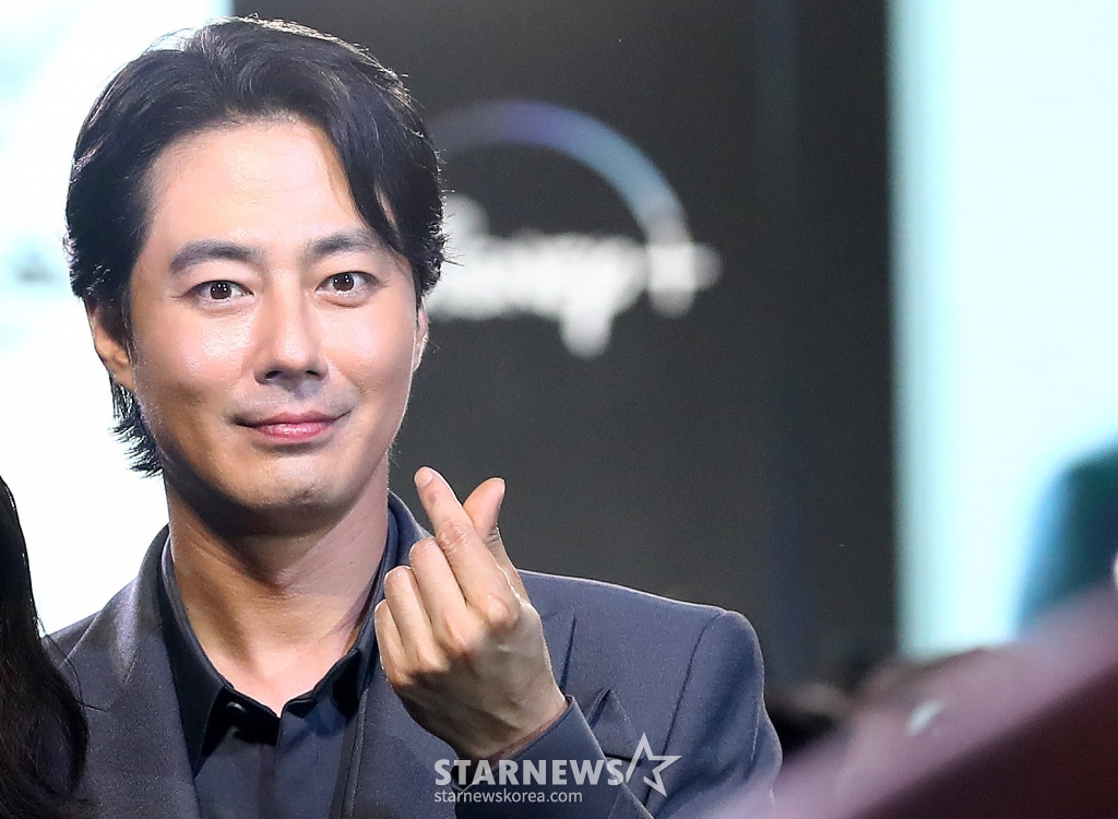 배우 조인성이 3일 오후 서울 성동구 에스팩토리에서 진행된 디즈니 플러스 '무빙' 블루카펫 행사에 참석해 팬들과 즐거운 시간을 보내고 있다. '무빙'은 초능력을 숨긴 채 현재를 살아가는 아이들과 아픈 비밀을 감춘 채 과거를 살아온 부모들의 이야기를 그린 휴먼 액션 시리즈다. 원작 웹툰 '무빙'의 강풀 작가와 '킹덤' 시즌2 박인제 감독을 비롯해 '오징어 게임', '파친코' 등에 참여한 제작진이 만들어 낸 웰메이드 프로젝트 /사진=김창현