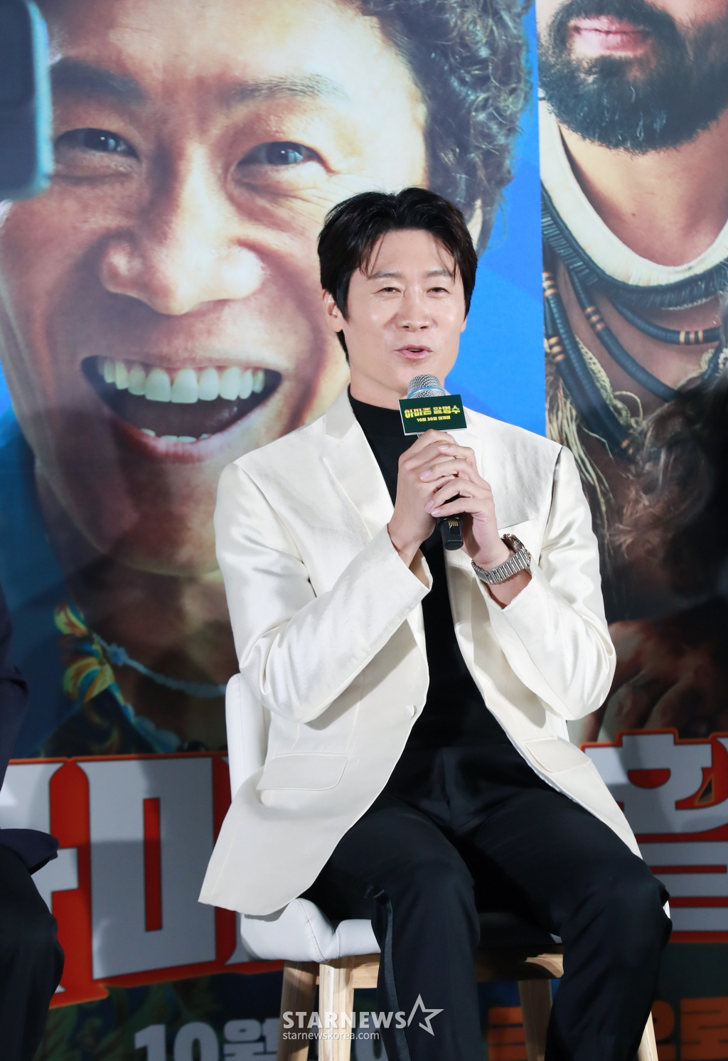 배우 진선규가 24일 오전 서울 광진구 롯데시네마 건대입구점에서 진행된 영화 '아마존 활명수'(감독 김창주) 제작보고회에 참석해 질문에 답하고 있다. 집에서도 회사에서도 구조조정 대상인 전 양궁 국가대표 진봉(류승룡)이 한국계 볼레도르인 통역사 빵식(진선규)과 신이 내린 활 솜씨의 아마존 전사 3인방을 만나 제대로 한 방 쏘는 코믹 활극 '아마존 활명수'는 10월 30일 개봉한다. /2024.09.24 /사진=이동훈