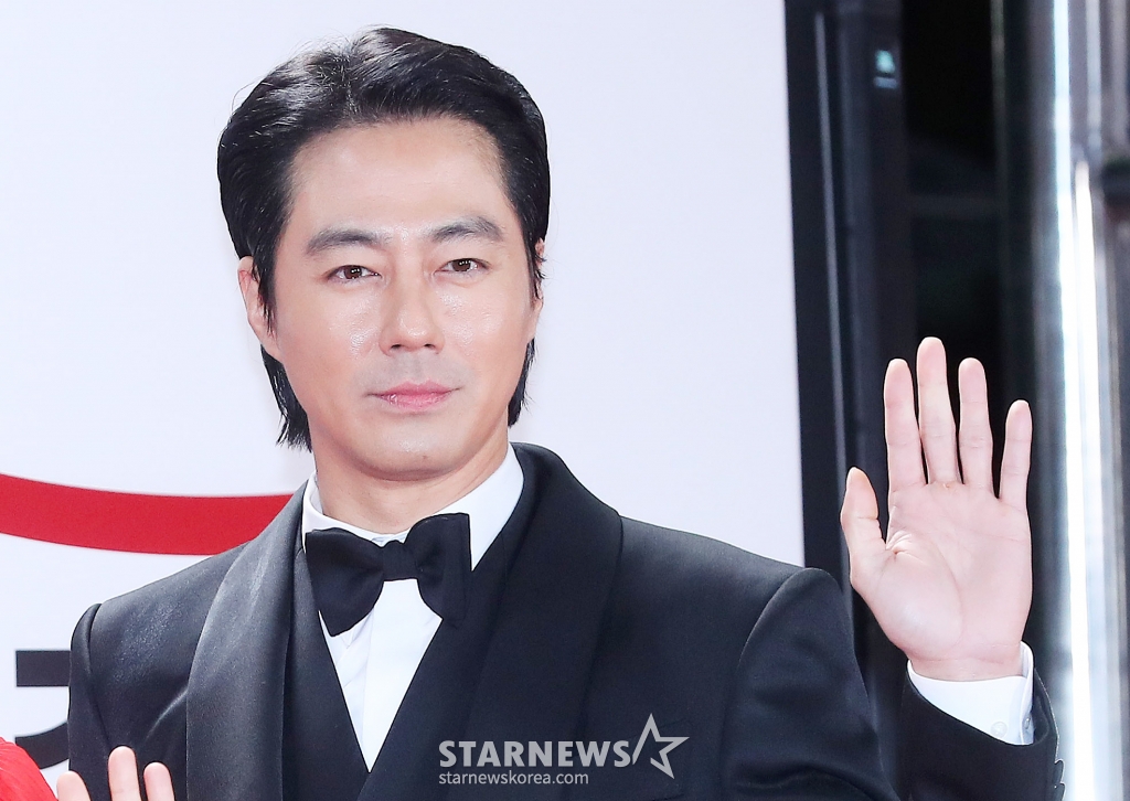 배우 조인성이 24일 오후 서울 영등포구 여의도동 KBS 신관홀에서 진행된 '제44회 청룡영화상' 레드카펫 행사에 참석해 포즈를 취하고 있다. 2023.11.24 /사진=김창현
