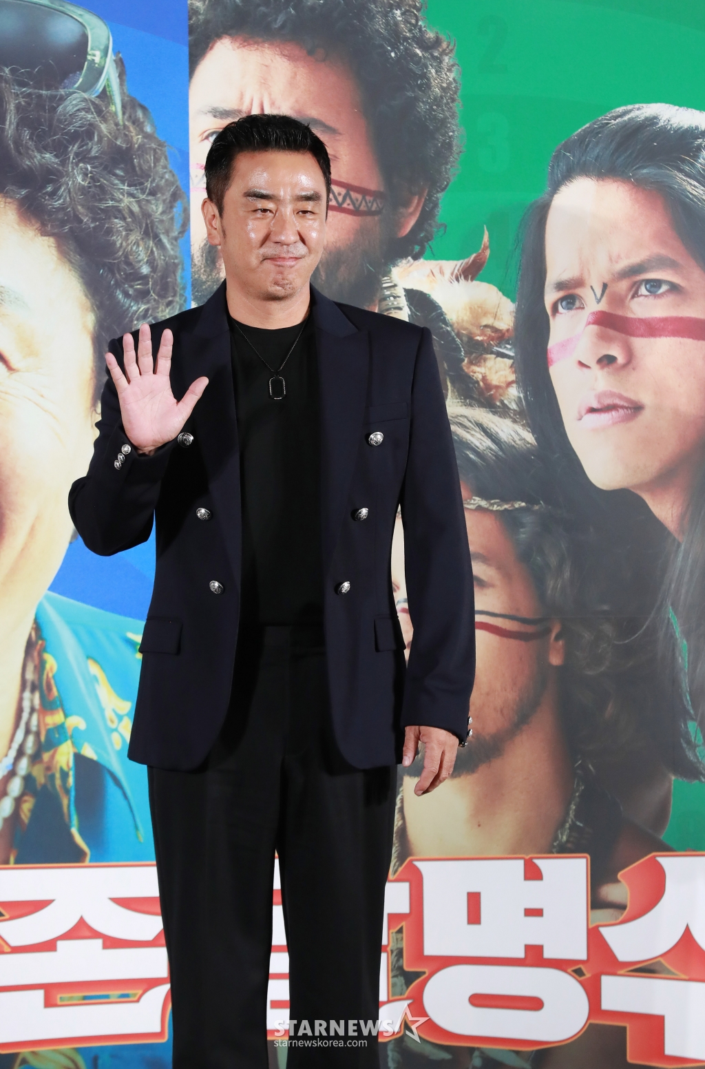 배우 류승룡이 24일 오전 서울 광진구 롯데시네마 건대입구점에서 진행된 영화 '아마존 활명수'(감독 김창주) 제작보고회에 참석해 질문에 답하고 있다. 집에서도 회사에서도 구조조정 대상인 전 양궁 국가대표 진봉(류승룡)이 한국계 볼레도르인 통역사 빵식(진선규)과 신이 내린 활 솜씨의 아마존 전사 3인방을 만나 제대로 한 방 쏘는 코믹 활극 '아마존 활명수'는 10월 30일 개봉한다. /2024.09.24 /사진=이동훈