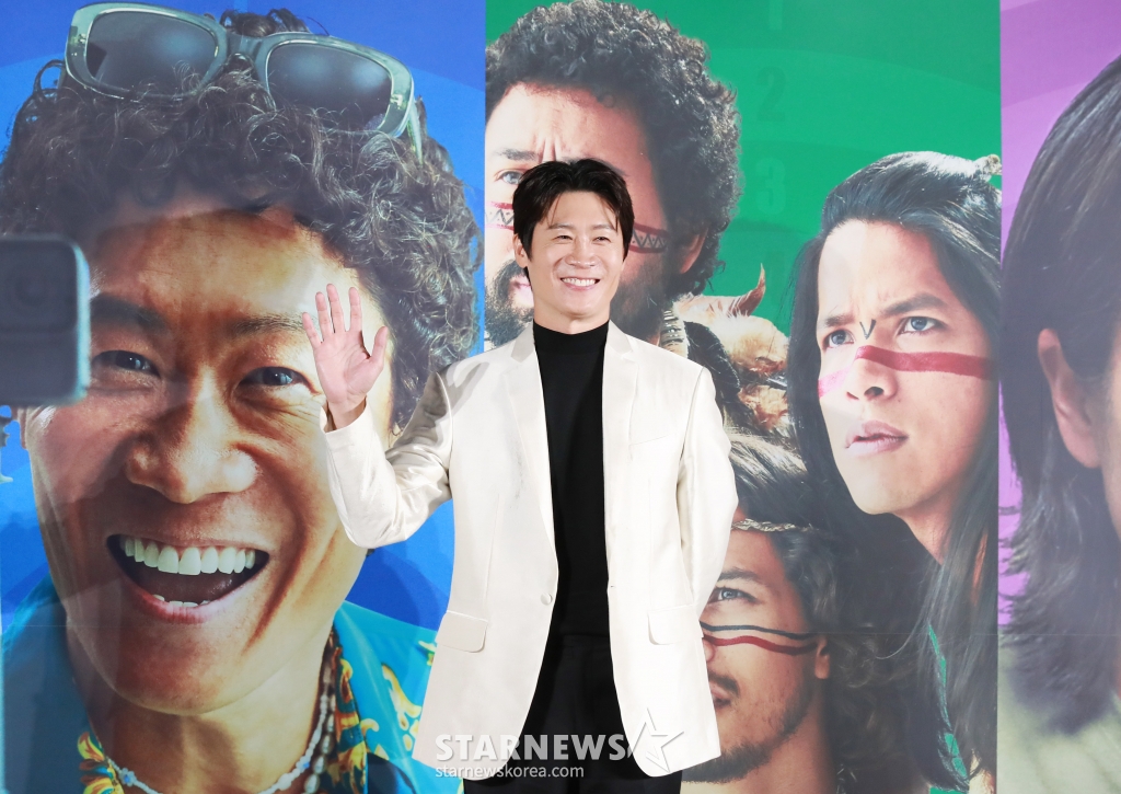 배우 진선규가 24일 오전 서울 광진구 롯데시네마 건대입구점에서 진행된 영화 '아마존 활명수'(감독 김창주) 제작보고회에 참석해 질문에 답하고 있다. 집에서도 회사에서도 구조조정 대상인 전 양궁 국가대표 진봉(류승룡)이 한국계 볼레도르인 통역사 빵식(진선규)과 신이 내린 활 솜씨의 아마존 전사 3인방을 만나 제대로 한 방 쏘는 코믹 활극 '아마존 활명수'는 10월 30일 개봉한다. /2024.09.24 /사진=이동훈