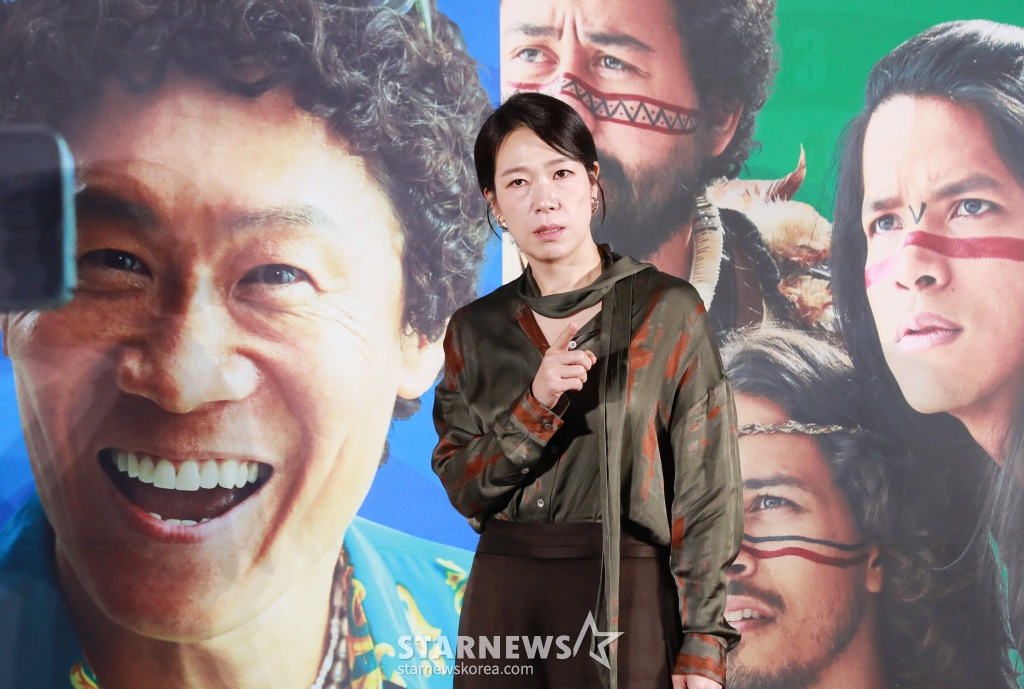 배우 염혜란이 24일 오전 서울 광진구 롯데시네마 건대입구점에서 진행된 영화 '아마존 활명수'(감독 김창주) 제작보고회에 참석해 질문에 답하고 있다. 집에서도 회사에서도 구조조정 대상인 전 양궁 국가대표 진봉(류승룡)이 한국계 볼레도르인 통역사 빵식(진선규)과 신이 내린 활 솜씨의 아마존 전사 3인방을 만나 제대로 한 방 쏘는 코믹 활극 '아마존 활명수'는 10월 30일 개봉한다. /2024.09.24 /사진=이동훈