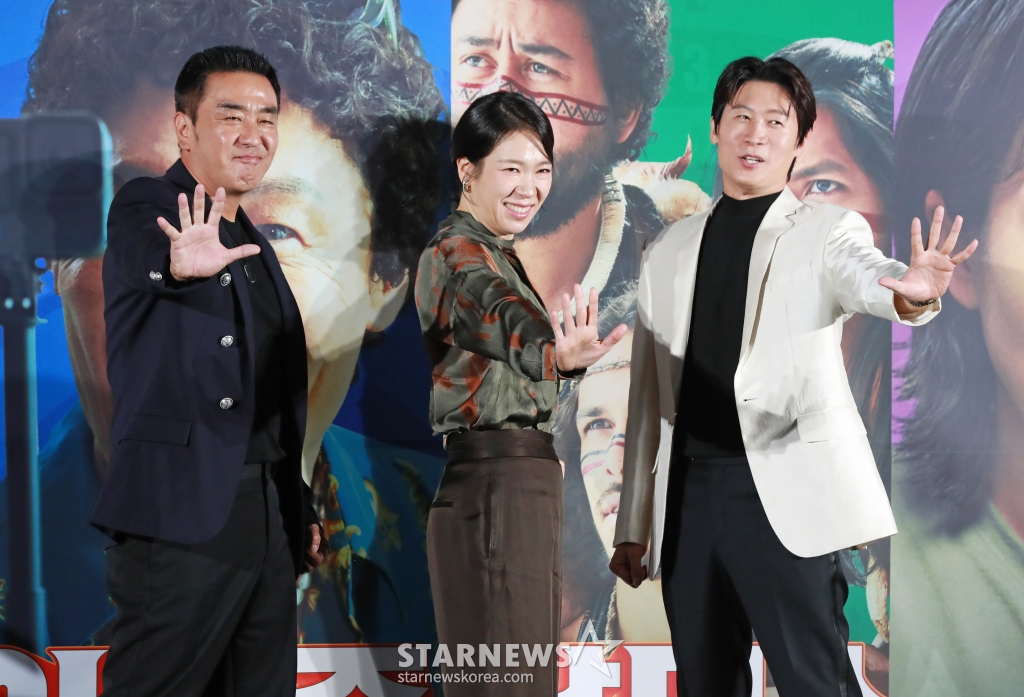 배우 류승룡, 염혜란, 진선규가 24일 오전 서울 광진구 롯데시네마 건대입구점에서 진행된 영화 '아마존 활명수'(감독 김창주) 제작보고회에 참석해 질문에 답하고 있다. 집에서도 회사에서도 구조조정 대상인 전 양궁 국가대표 진봉(류승룡)이 한국계 볼레도르인 통역사 빵식(진선규)과 신이 내린 활 솜씨의 아마존 전사 3인방을 만나 제대로 한 방 쏘는 코믹 활극 '아마존 활명수'는 10월 30일 개봉한다. /2024.09.24 /사진=이동훈