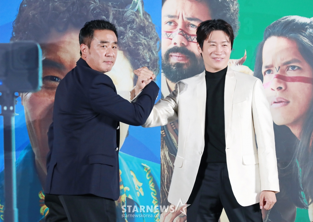 배우 류승룡, 진선규가 24일 오전 서울 광진구 롯데시네마 건대입구점에서 진행된 영화 '아마존 활명수'(감독 김창주) 제작보고회에 참석해 질문에 답하고 있다. 집에서도 회사에서도 구조조정 대상인 전 양궁 국가대표 진봉(류승룡)이 한국계 볼레도르인 통역사 빵식(진선규)과 신이 내린 활 솜씨의 아마존 전사 3인방을 만나 제대로 한 방 쏘는 코믹 활극 '아마존 활명수'는 10월 30일 개봉한다. /2024.09.24 /사진=이동훈