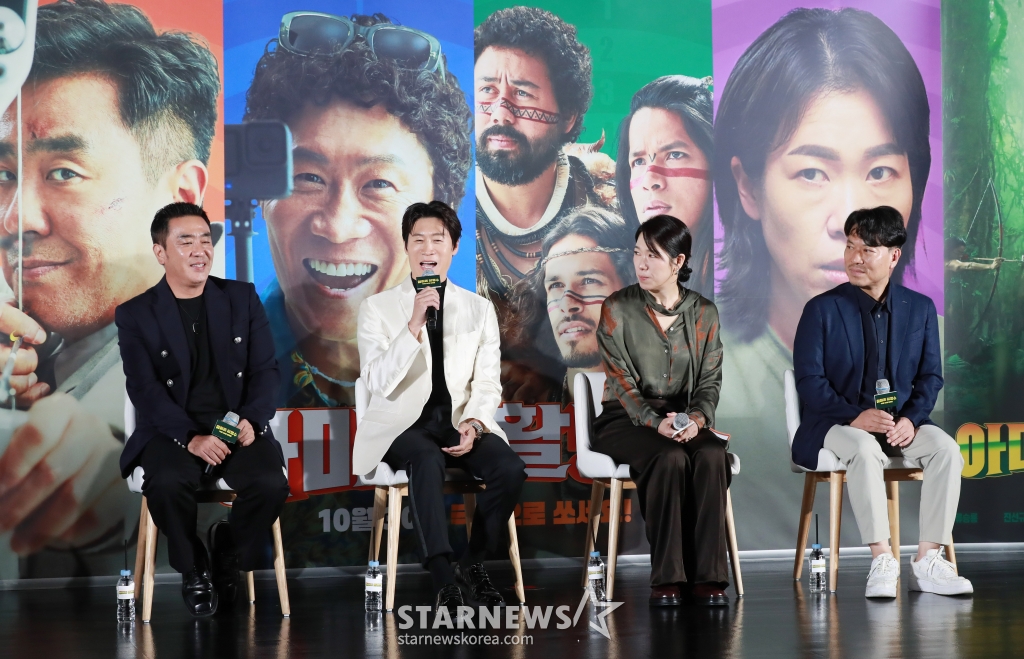 배우 류승룡, 진선규, 염혜란, 김창주 감독이 24일 오전 서울 광진구 롯데시네마 건대입구점에서 진행된 영화 '아마존 활명수'(감독 김창주) 제작보고회에 참석해 질문에 답하고 있다. 집에서도 회사에서도 구조조정 대상인 전 양궁 국가대표 진봉(류승룡)이 한국계 볼레도르인 통역사 빵식(진선규)과 신이 내린 활 솜씨의 아마존 전사 3인방을 만나 제대로 한 방 쏘는 코믹 활극 '아마존 활명수'는 10월 30일 개봉한다. /2024.09.24 /사진=이동훈