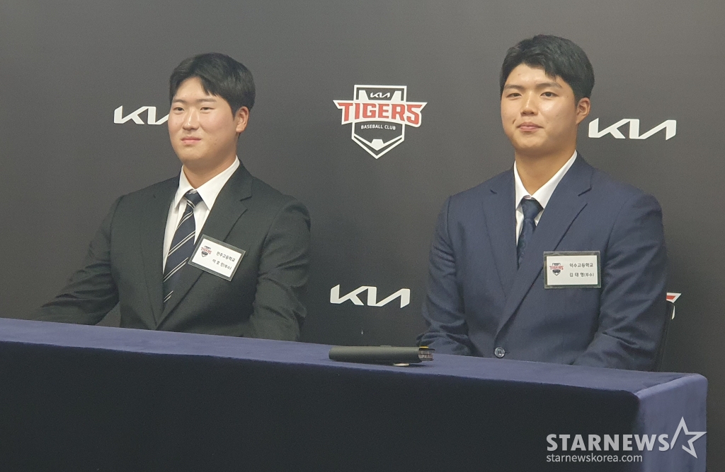 2025 KIA 신인 이호민(왼쪽)과 김태형이 24일 광주-기아챔피언스필드에서 열린 입단식에서 취재진과 인터뷰에 응하고 있다. /사진=김동윤 기자