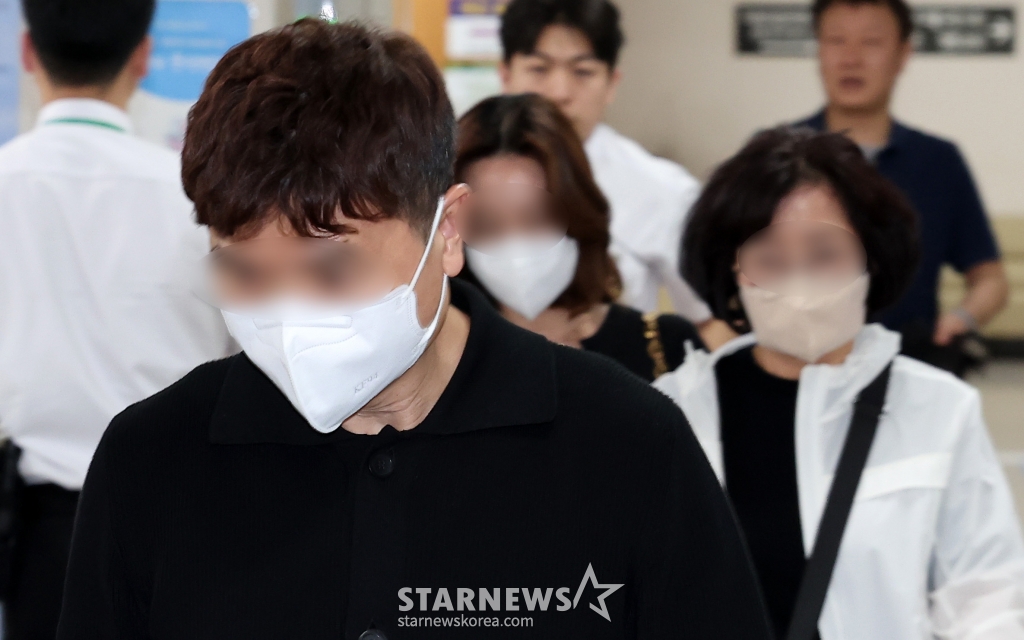 (서울=뉴스1) 김성진 기자 = 개그맨 박수홍의 출연료 등 62억 원을 빼돌린 혐의를 받는 친형 박 모씨와 형수 이 모씨가 17일 서울 서초구 서울고등법원에서 열린 특정경제범죄가중처벌등에관한법률위반(횡령)등 항소심 1차 공판에 출석하고 있다. 2024.5.17/뉴스1 Copyright (C) 뉴스1. All rights reserved. 무단 전재 및 재배포, AI학습 이용 금지. /사진=(서울=뉴스1) 김성진 기자