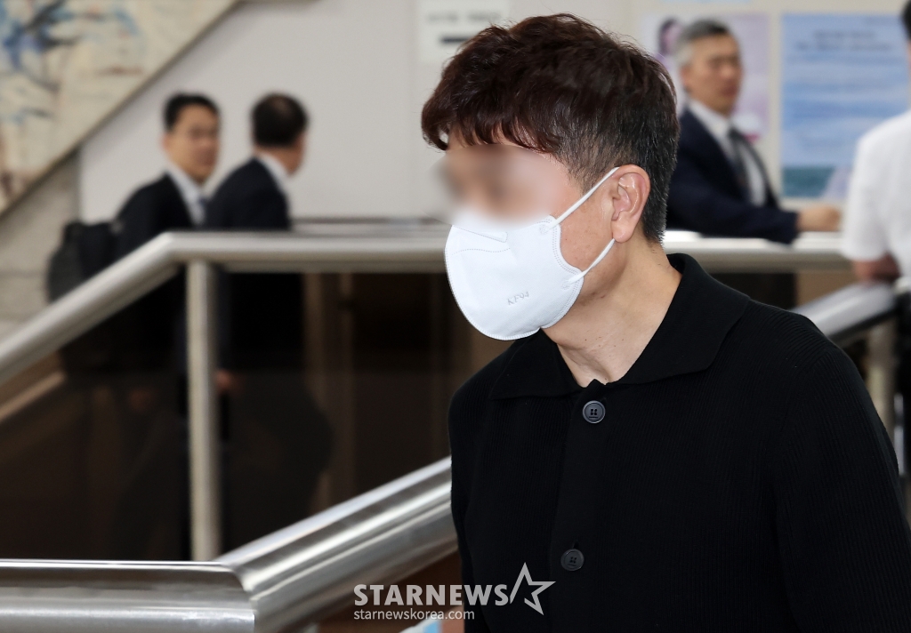 (서울=뉴스1) 김성진 기자 = 개그맨 박수홍의 출연료 등 62억 원을 빼돌린 혐의를 받는 친형 박 모씨가 17일 서울 서초구 서울고등법원에서 열린 특정경제범죄가중처벌등에관한법률위반(횡령)등 항소심 1차 공판에 출석하고 있다. 2024.5.17/뉴스1  Copyright (C) 뉴스1. All rights reserved. 무단 전재 및 재배포,  AI학습 이용 금지. /사진=(서울=뉴스1) 김성진 기자