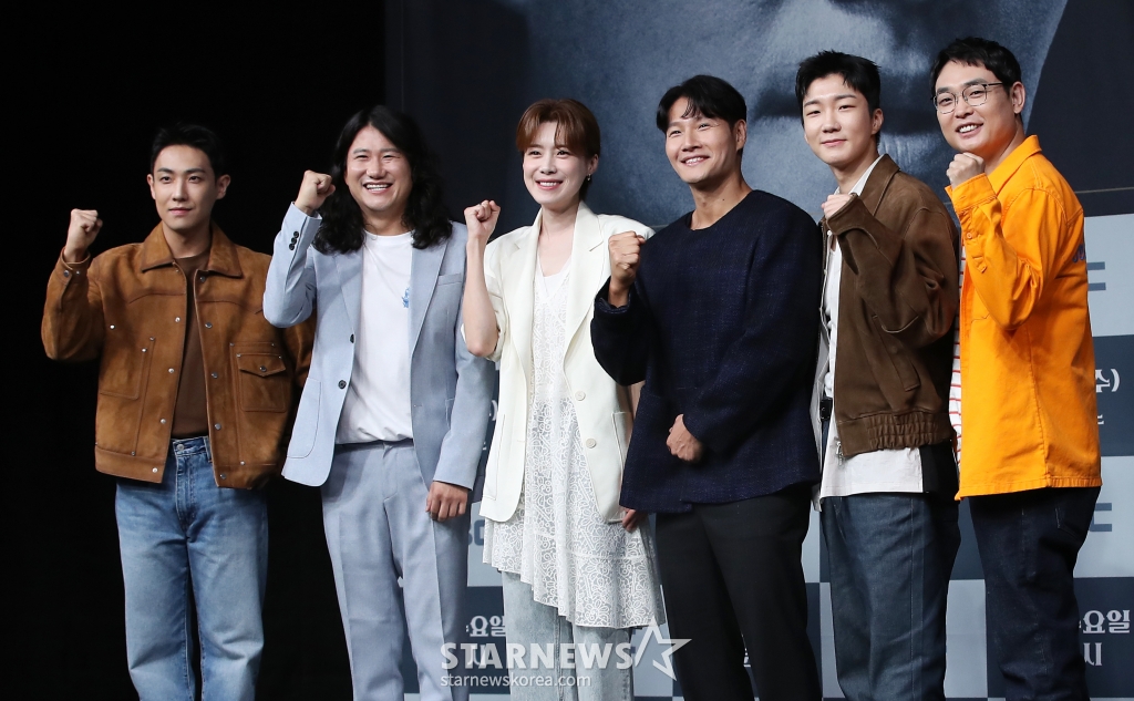 (서울=뉴스1) 권현진 기자 = 이준(왼쪽부터)과 임우일, 장도연, 김종국, 이승훈, 박영진이 25일 서울 마포구 상암 MBC에서 열린 새 예능 ‘짠남자’ 제작발표회에 참석해 포즈를 취하고 있다. ‘짠남자’는 김종국과 절약 DNA를 가진 '소금이'들이 ‘흥청이&망청이’들의 생활 습관을 뜯어보며 참교육하는 프로그램이다. 2024.9.25/뉴스1 Copyright (C) 뉴스1. All rights reserved. 무단 전재 및 재배포, AI학습 이용 금지. /사진=(서울=뉴스1) 권현진 기자