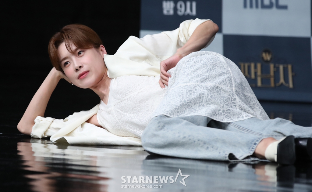 (서울=뉴스1) 권현진 기자 = 방송인 장도연이 25일 서울 마포구 상암 MBC에서 열린 새 예능 ‘짠남자’ 제작발표회에 참석해 포즈를 취하고 있다. ‘짠남자’는 김종국과 절약 DNA를 가진 '소금이'들이 ‘흥청이&망청이’들의 생활 습관을 뜯어보며 참교육하는 프로그램이다. 2024.9.25/뉴스1 Copyright (C) 뉴스1. All rights reserved. 무단 전재 및 재배포, AI학습 이용 금지. /사진=(서울=뉴스1) 권현진 기자