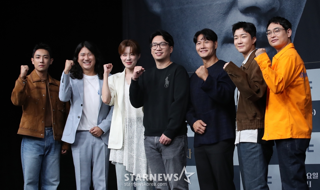 (서울=뉴스1) 권현진 기자 = 이준(왼쪽부터)과 임우일, 장도연, 노승욱 PD, 김종국, 이승훈, 박영진이 25일 서울 마포구 상암 MBC에서 열린 새 예능 ‘짠남자’ 제작발표회에 참석해 포즈를 취하고 있다. ‘짠남자’는 김종국과 절약 DNA를 가진 '소금이'들이 ‘흥청이&망청이’들의 생활 습관을 뜯어보며 참교육하는 프로그램이다. 2024.9.25/뉴스1 Copyright (C) 뉴스1. All rights reserved. 무단 전재 및 재배포, AI학습 이용 금지. /사진=(서울=뉴스1) 권현진 기자