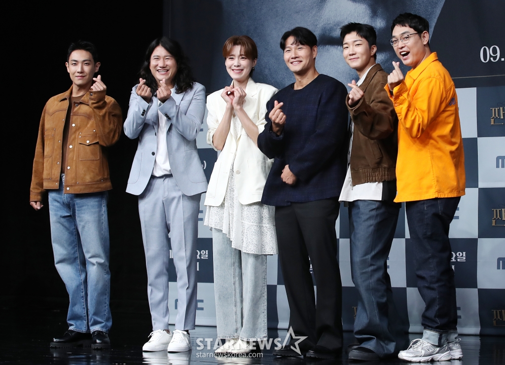 (서울=뉴스1) 권현진 기자 = 이준(왼쪽부터)과 임우일, 장도연, 김종국, 이승훈, 박영진이 25일 서울 마포구 상암 MBC에서 열린 새 예능 ‘짠남자’ 제작발표회에 참석해 포즈를 취하고 있다. ‘짠남자’는 김종국과 절약 DNA를 가진 '소금이'들이 ‘흥청이&망청이’들의 생활 습관을 뜯어보며 참교육하는 프로그램이다. 2024.9.25/뉴스1 Copyright (C) 뉴스1. All rights reserved. 무단 전재 및 재배포, AI학습 이용 금지. /사진=(서울=뉴스1) 권현진 기자
