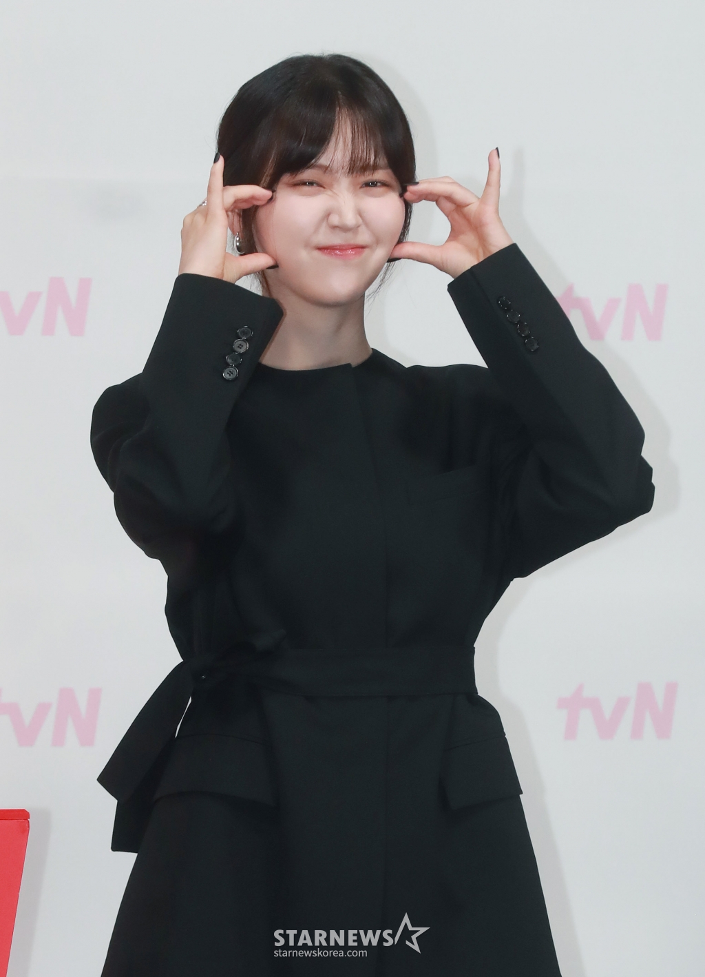 배우 김지은이 14일 오전 서을 구로구 신도림 라마다 호텔에서 진행된 tvN 토일드라마 '엄마친구아들' 제작발표회에 참석해 포즈를 취하고 있다. 오류 난 인생을 재부팅하려는 여자와 그의 살아있는 흑역사인 엄마친구아들이 벌이는 파란만장 동네 한 바퀴 로맨스 '엄마친구아들'은 오는 17일 첫 방송된다. /2024.08.14 /사진=이동훈
