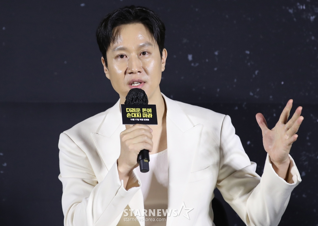 (서울=뉴스1) 권현진 기자 = 배우 정우가 26일 오전 서울 용산구 용산CGV아이파크몰에서 열린 영화 '더러운 돈에 손대지 마라' 제작보고회에 참석해 인사말을 하고 있다. '더러운 돈에 손대지 마라'는 수사는 본업! 뒷돈은 부업! 두 형사가 인생 역전을 위해 완전 범죄를 꿈꾸며 '더러운 돈'에 손을 댄 후 계획에 없던 사고에 휘말리며 벌어지는 이야기를 그린 작품이다. 2024.9.26/뉴스1 Copyright (C) 뉴스1. All rights reserved. 무단 전재 및 재배포, AI학습 이용 금지. /사진=(서울=뉴스1) 권현진 기자