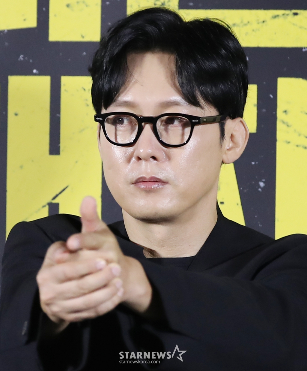 (서울=뉴스1) 권현진 기자 = 배우 박병은이 26일 오전 서울 용산구 용산CGV아이파크몰에서 열린 영화 '더러운 돈에 손대지 마라' 제작보고회에 참석해 포즈를 취하고 있다. '더러운 돈에 손대지 마라'는 수사는 본업! 뒷돈은 부업! 두 형사가 인생 역전을 위해 완전 범죄를 꿈꾸며 '더러운 돈'에 손을 댄 후 계획에 없던 사고에 휘말리며 벌어지는 이야기를 그린 작품이다. 2024.9.26/뉴스1 Copyright (C) 뉴스1. All rights reserved. 무단 전재 및 재배포, AI학습 이용 금지. /사진=(서울=뉴스1) 권현진 기자