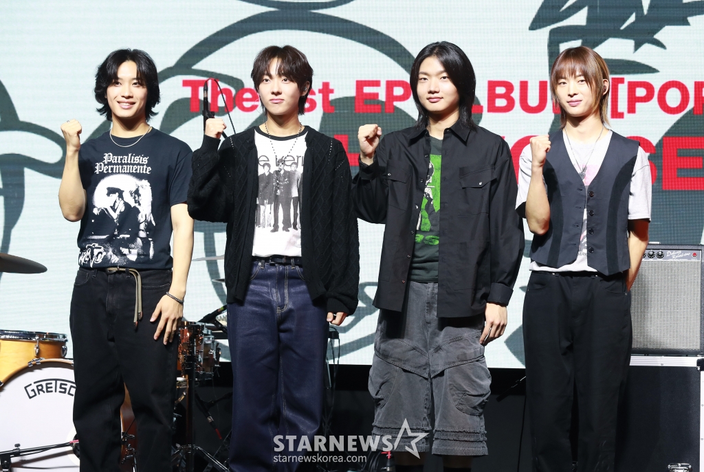 '안테나 첫 보이밴드' 드래곤포니(Dragon Pony)가 26일 오후 서울 예스24 원더로크홀에서 진행된 데뷔 EP ‘POP UP'(팝업) 발매 기념 쇼케이스에서 포즈를 취하고 있다. 이번 앨범에는 타이틀곡 ‘POP UP’을 비롯해 ‘모스부호’, ‘꼬리를 먹는 뱀’, ‘Traffic Jam'(트래픽 잼), ‘Pity Punk'(피티 펑크) 등 총 5곡이 수록됐다. /2024.09.26 /사진=이동훈