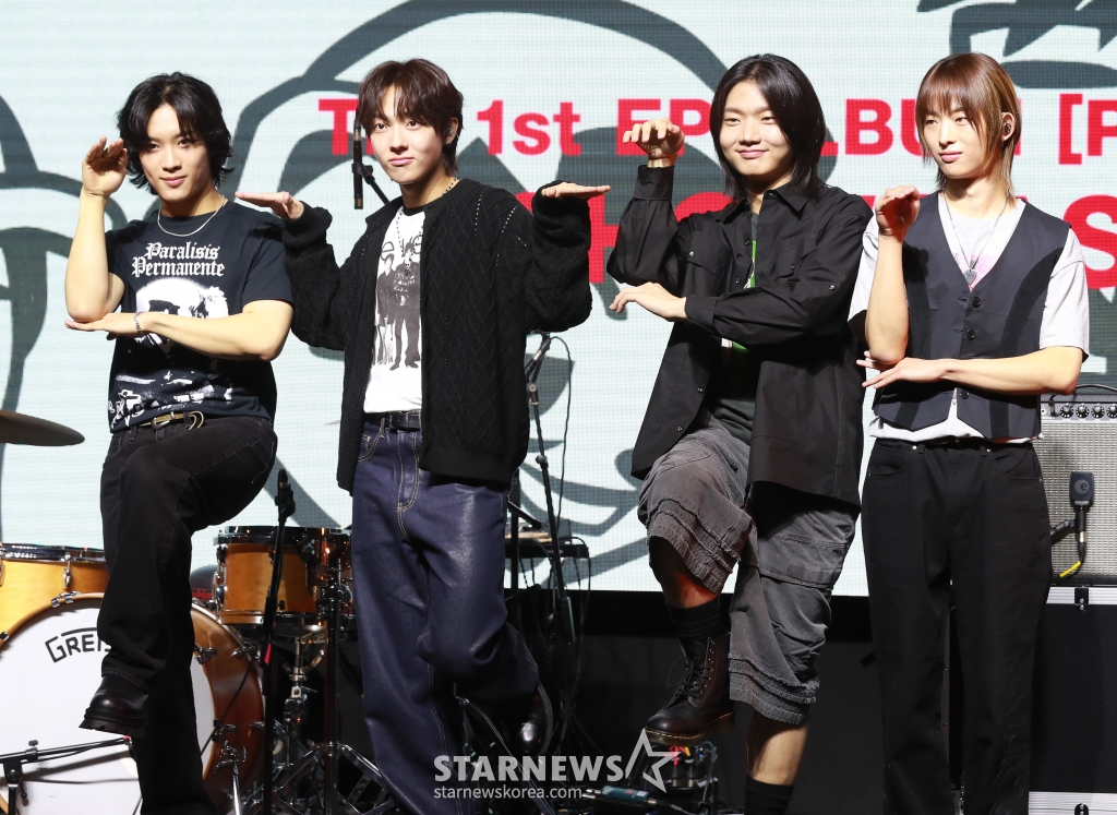 '안테나 첫 보이밴드' 드래곤포니(Dragon Pony)가 26일 오후 서울 예스24 원더로크홀에서 진행된 데뷔 EP ‘POP UP'(팝업) 발매 기념 쇼케이스에서 포즈를 취하고 있다. 이번 앨범에는 타이틀곡 ‘POP UP’을 비롯해 ‘모스부호’, ‘꼬리를 먹는 뱀’, ‘Traffic Jam'(트래픽 잼), ‘Pity Punk'(피티 펑크) 등 총 5곡이 수록됐다. /2024.09.26 /사진=이동훈