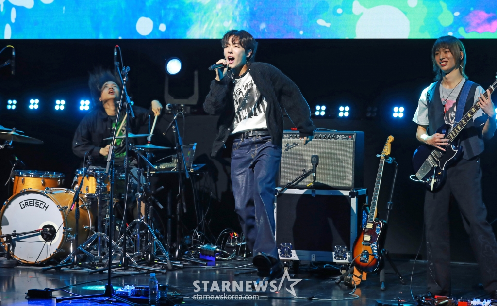'안테나 첫 보이밴드' 드래곤포니(Dragon Pony)가 26일 오후 서울 예스24 원더로크홀에서 진행된 데뷔 EP ‘POP UP'(팝업) 발매 기념 쇼케이스에서 신곡을 선보이고 있다. 이번 앨범에는 타이틀곡 ‘POP UP’을 비롯해 ‘모스부호’, ‘꼬리를 먹는 뱀’, ‘Traffic Jam'(트래픽 잼), ‘Pity Punk'(피티 펑크) 등 총 5곡이 수록됐다. /2024.09.26 /사진=이동훈