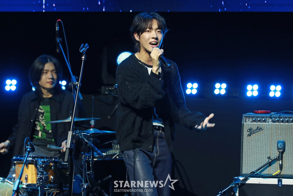 '안테나 첫 보이밴드' 드래곤포니(Dragon Pony)가 26일 오후 서울 예스24 원더로크홀에서 진행된 데뷔 EP ‘POP UP'(팝업) 발매 기념 쇼케이스에서 신곡을 선보이고 있다. 이번 앨범에는 타이틀곡 ‘POP UP’을 비롯해 ‘모스부호’, ‘꼬리를 먹는 뱀’, ‘Traffic Jam'(트래픽 잼), ‘Pity Punk'(피티 펑크) 등 총 5곡이 수록됐다. /2024.09.26 /사진=이동훈