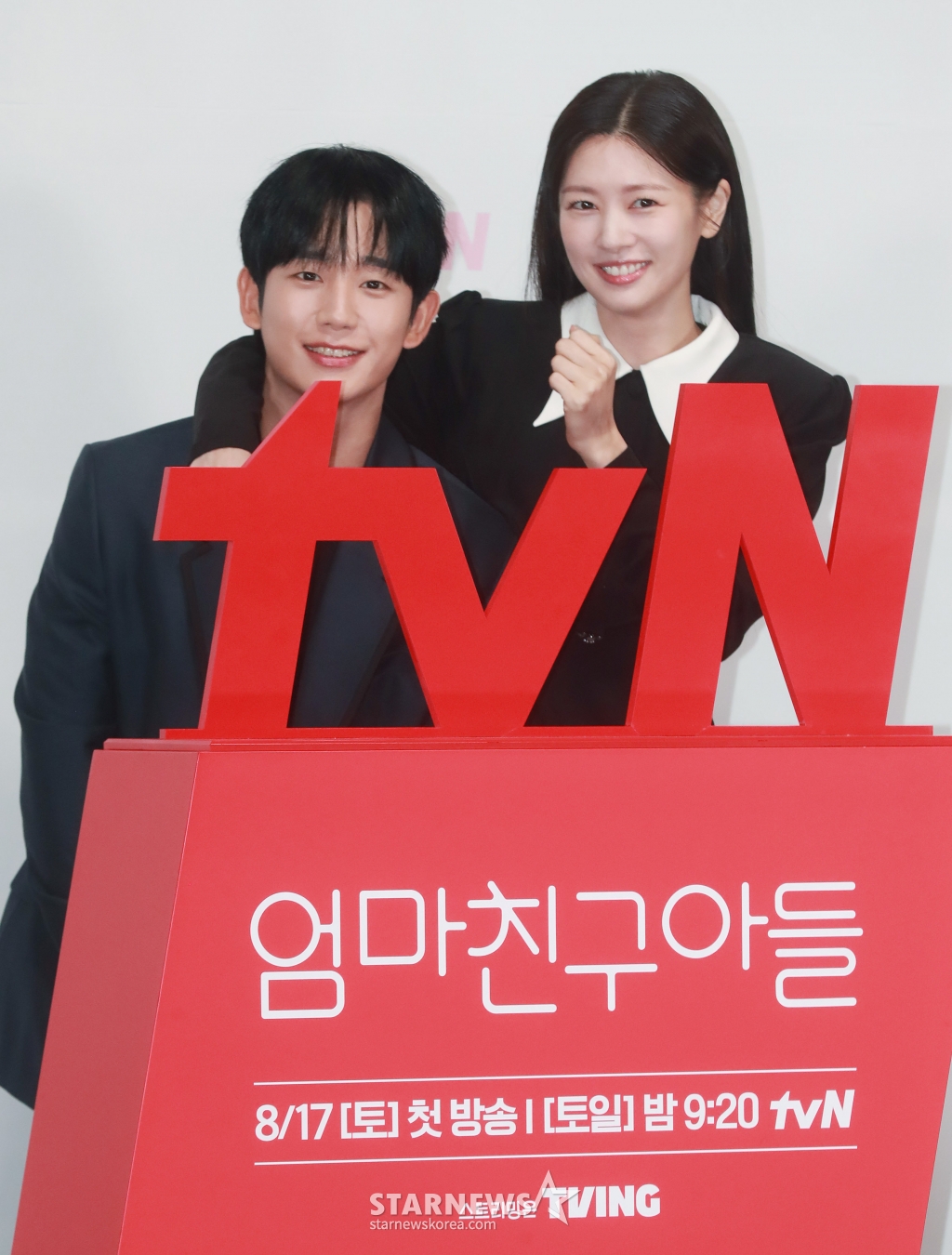 배우 정해인, 정소민이 14일 오전 서을 구로구 신도림 라마다 호텔에서 진행된 tvN 토일드라마 '엄마친구아들' 제작발표회에 참석해 포즈를 취하고 있다. 오류 난 인생을 재부팅하려는 여자와 그의 살아있는 흑역사인 엄마친구아들이 벌이는 파란만장 동네 한 바퀴 로맨스 '엄마친구아들'은 오는 17일 첫 방송된다. /2024.08.14 /사진=이동훈